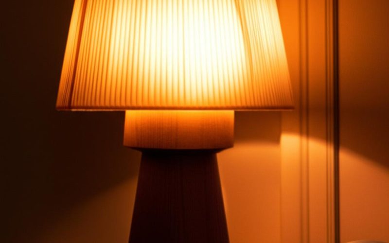 Barwa światła w sypialni: Jak dobrać żarówkę do lampy stołowej, by ułatwić zasypianie i komfortowo czytać?