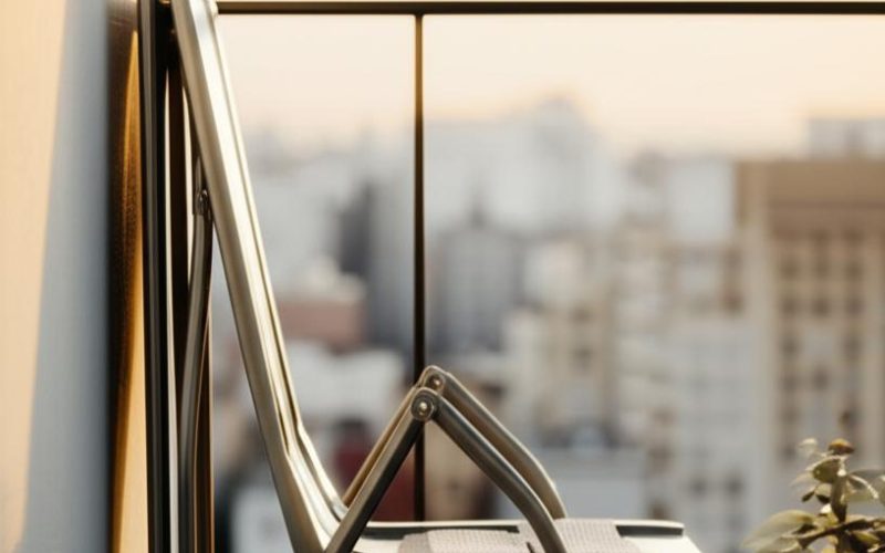 Składane meble balkonowe: jak wybrać idealny zestaw na mikro-balkon i przechowywać go poza sezonem
